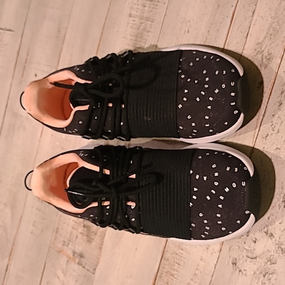 UNDER ARMOUR Women’s Black Charged Breathe MCRPRNT Shoes Size 6 - Picture 2 of 10